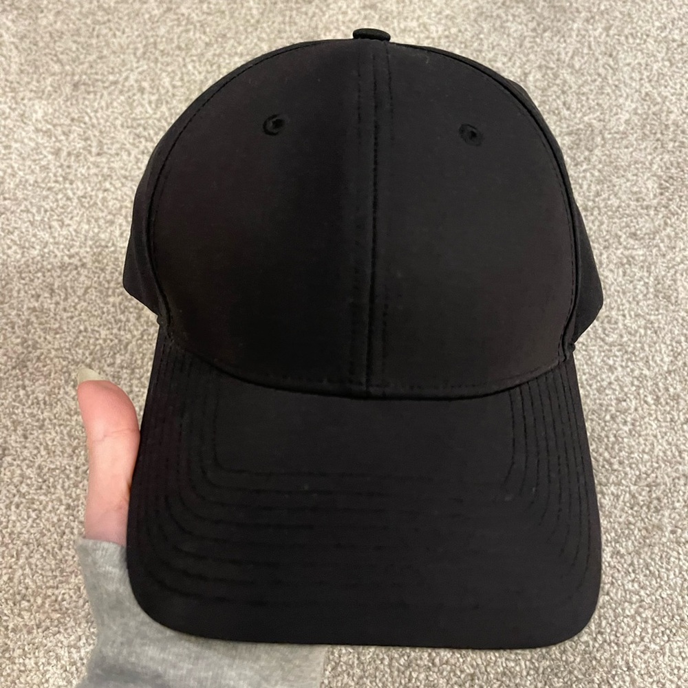 Aritzia Golden by TNA Baseball Cap
only worn once 
Velcro adjustable back 
black